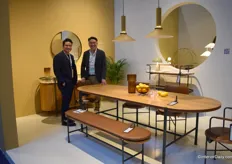 Brothers Julian and Joshua Koh of the Singapore brand Commune are standing next to the Tierra collection, characterised by warm terra colours, round shapes and nice detailing. The brand sells stock products, which can be shipped immediately. ‘This is our advantage,’ Joshua explains.